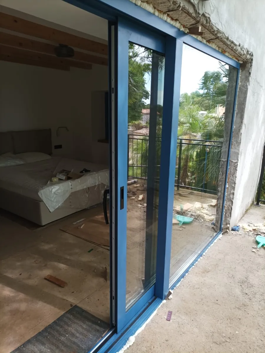 Plava klizna stijena prema terasi, pogled iz sobe