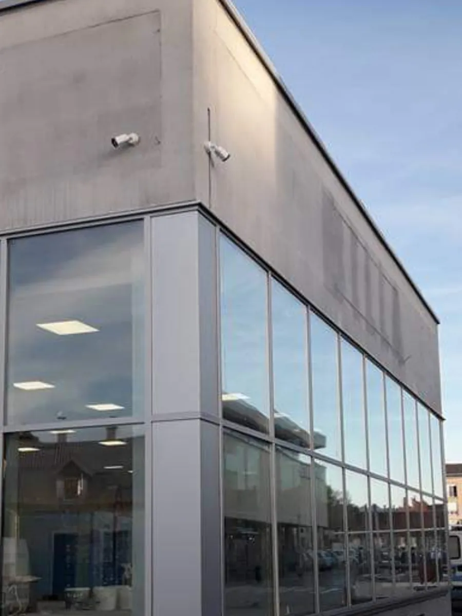 Poslovna zgrada s aluminijskom staklenom fasadom