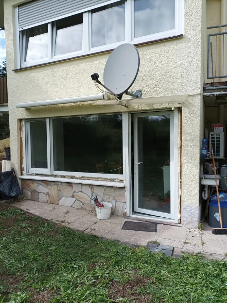 Pročelje kuće s aluminijskim prozorima i roletama te balkonskim vratima