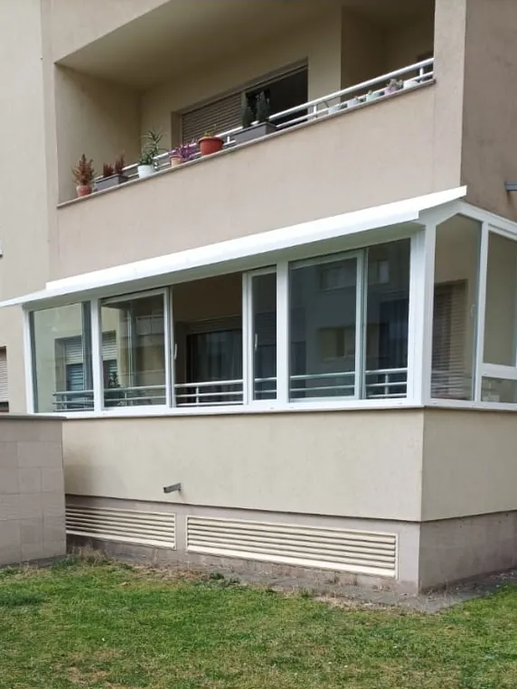 Zatvorena balkonska lođa na stambenoj zgradi
